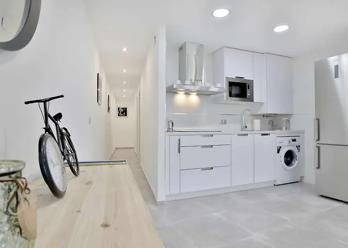 Paseo De La Ribera *